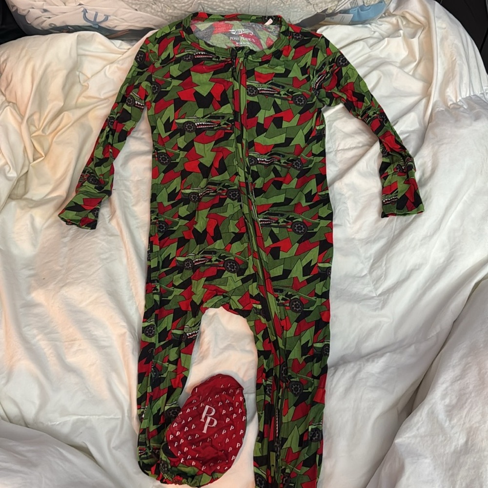 Bundle of 6 EUC Posh Peanut Zippered Footed Onsies, size 18-24 months
